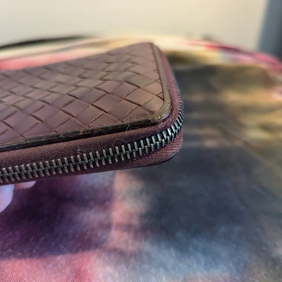 VGUC Bottega Veneta Zip Bifold Wallet in Merlot